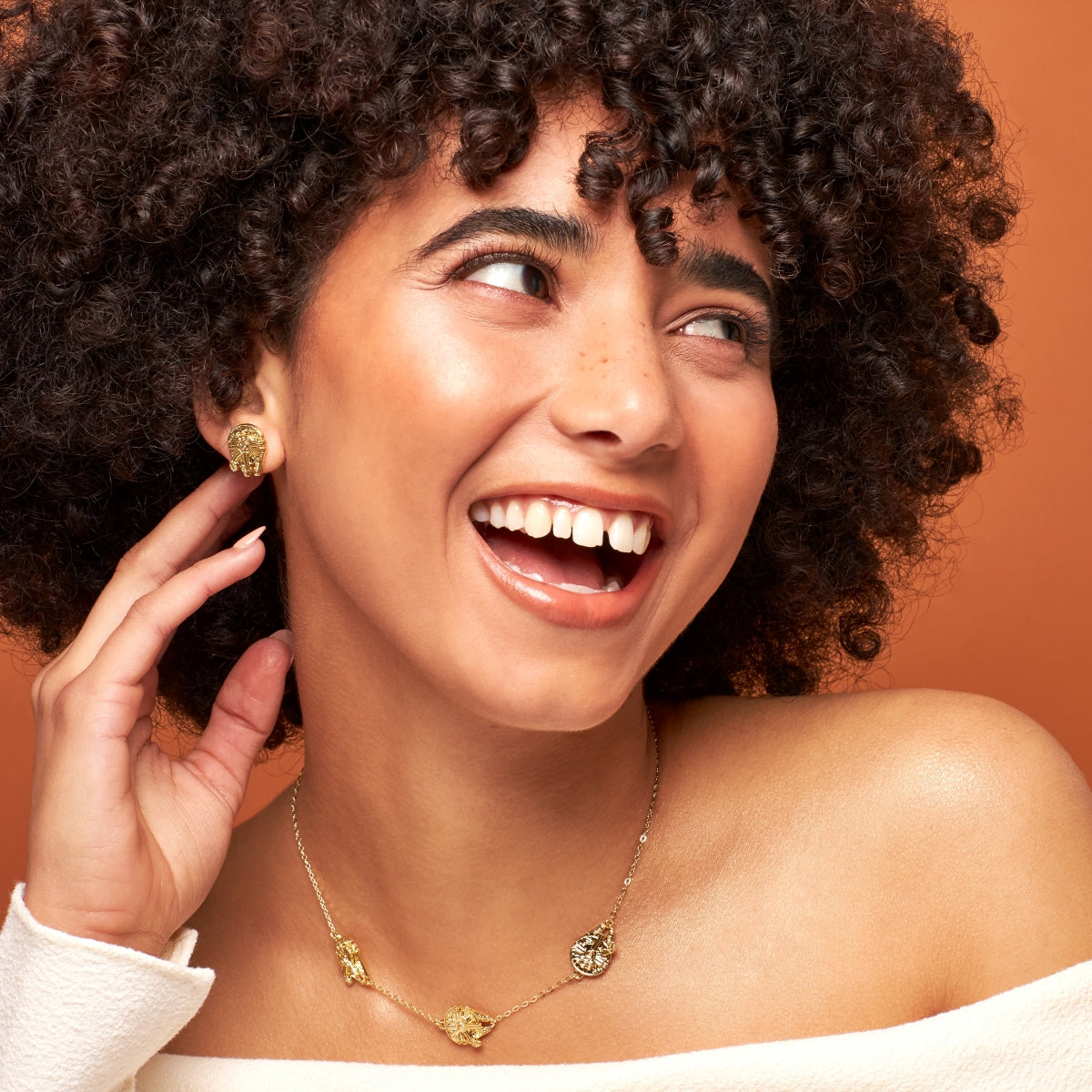 Star_Wars_Millennium_Falcon_Jewellery_Yellow_Gold_Disney_Couture_Kingdom_On_Model_SWN009