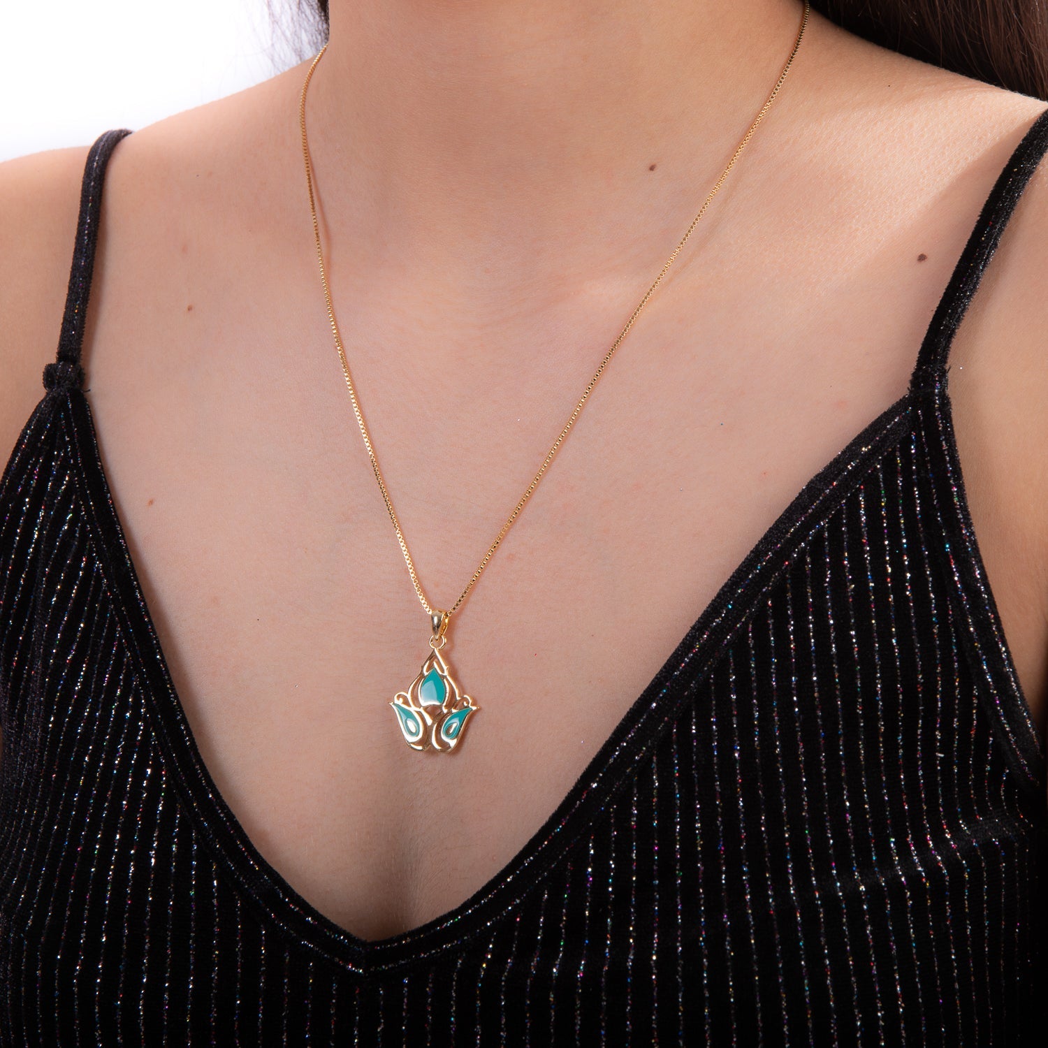 Model_Wearing_Disney_Aladdin_Princess_Jasmine_Necklace_Yellow_Gold